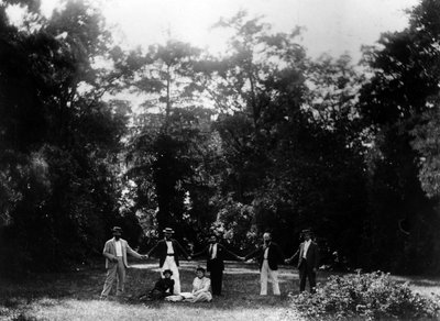 Groep vrienden hand in hand in de tuin van Le Relais, huis van de familie Natanson in Villeneuve-sur-Yonne, ca. 1899 door French Photographer